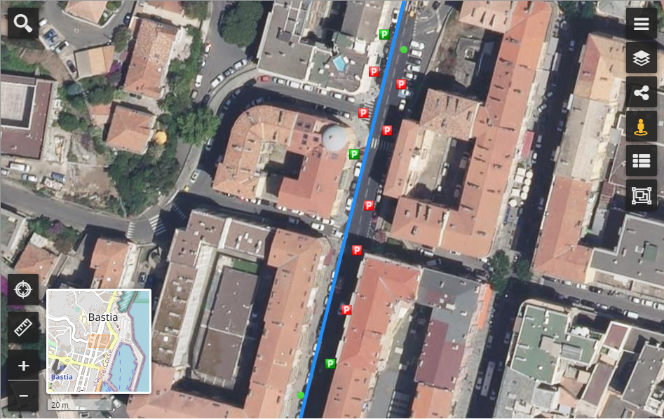 Zoom sur l'état des places de parking dans une rue de la ville de Bastia